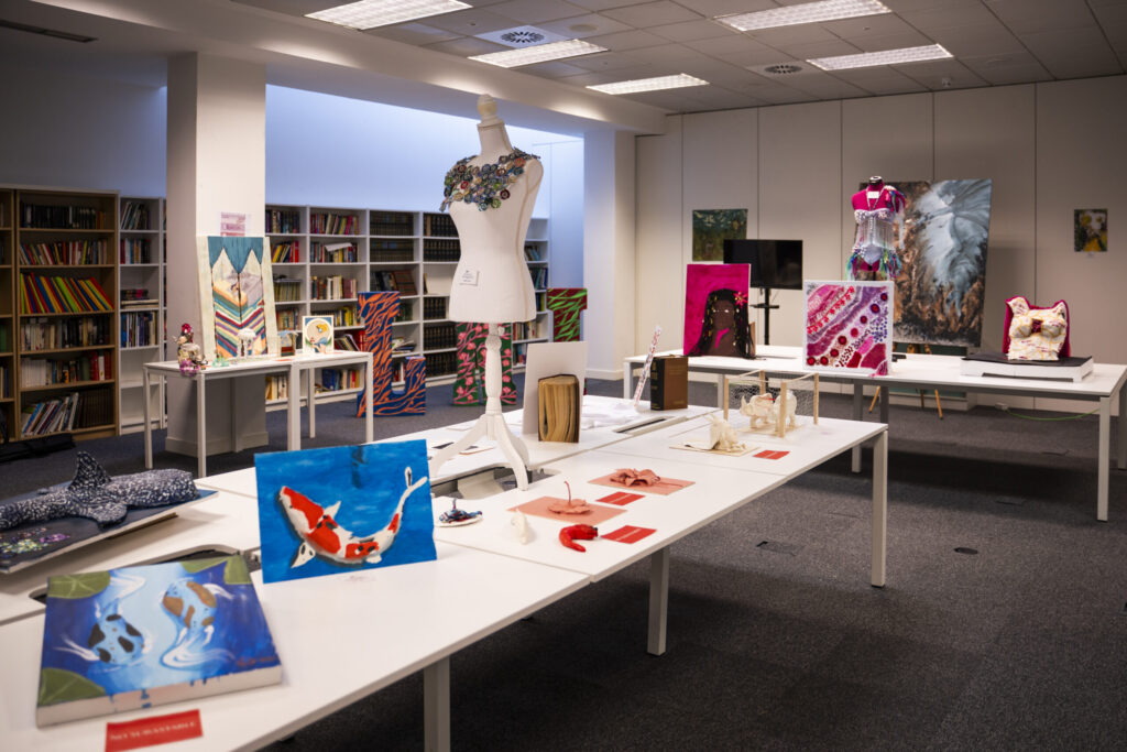 Obras de arte creadas por alumnos de THP International, expuestas y subastadas con fines solidarios
